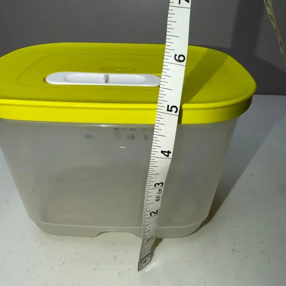 Tupperware 7286 Fridgesmart Storage Container Lime Yellow Vented Lid 1.8L
